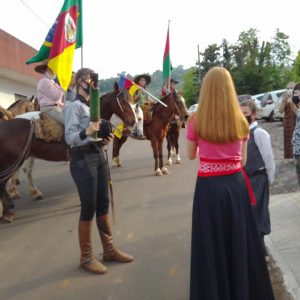 Cavalarianos conduziram a Chama Crioula em Porto Mauá
