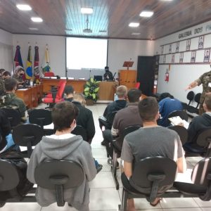 Jovens de Porto Mauá passam por inspeção de saúde para servir o Exército