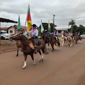 Cavalarianas de Tuparendi e Tucunduva  cavalgam pelo Outubro Rosa