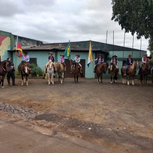 Cavalarianas de Tuparendi e Tucunduva  cavalgam pelo Outubro Rosa