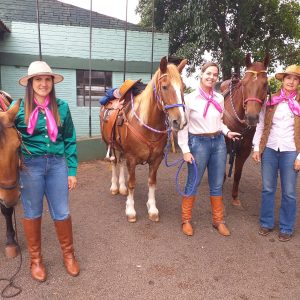 Cavalarianas de Tuparendi e Tucunduva  cavalgam pelo Outubro Rosa