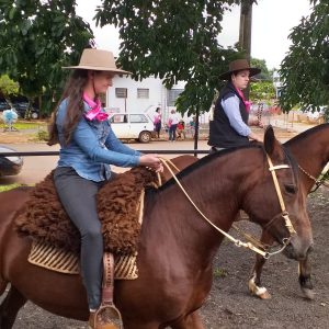 Cavalarianas de Tuparendi e Tucunduva  cavalgam pelo Outubro Rosa