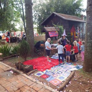 Praça Aquiles Turra se encheu de cor e alegria com o Piquenique Literário da Hermínia Sichinel