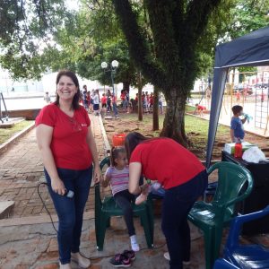 Praça Aquiles Turra se encheu de cor e alegria com o Piquenique Literário da Hermínia Sichinel