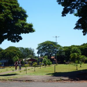 Claudete  indica construção de banheiros e mais lixeiras em Praça da Vila Esperança