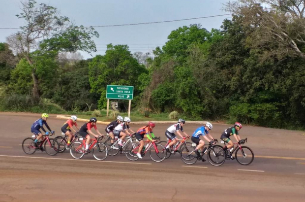 Ciclistas com destino a Porto Mauá