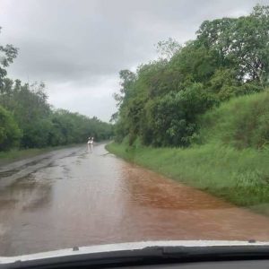 Alerta de água na pista na ERS 305 entre Tucunduva e Tuparendi