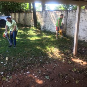 Pais de atletas da Academia Bello Centro trabalham para melhorar o estádio do Tabajara