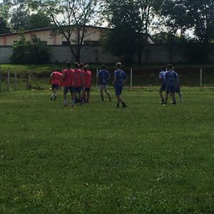 Pais de atletas da Academia Bello Centro trabalham para melhorar o estádio do Tabajara