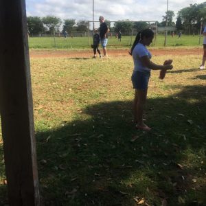 Pais de atletas da Academia Bello Centro trabalham para melhorar o estádio do Tabajara