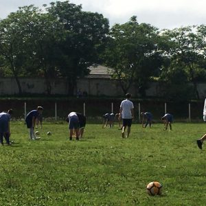 Pais de atletas da Academia Bello Centro trabalham para melhorar o estádio do Tabajara