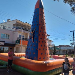 Crianças fizeram a festa na tarde de domingo em Tuparendi  no segundo dia da Programação de Natal