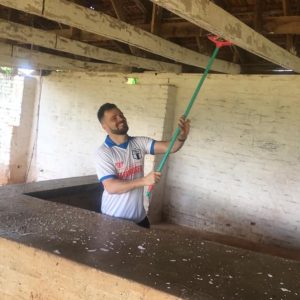 Pais de atletas da Academia Bello Centro trabalham para melhorar o estádio do Tabajara