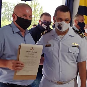 Empresário e ex-policial federal Valdemar Alves de Carvalho recebe homenagem da Marinha