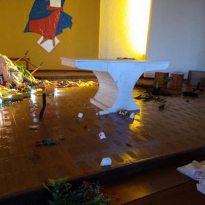 Mulher vandaliza Igreja Católica em Independência