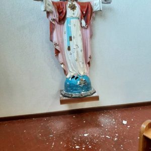 Mulher vandaliza Igreja Católica em Independência