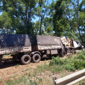 Carreta colide em caminhão e ambulância na ERS 153 no norte gaúcho