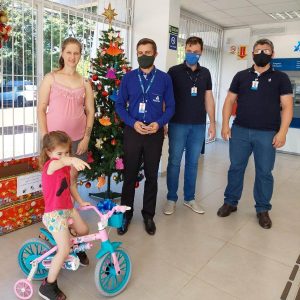 Crianças recebem prêmios de natal em Tuparendi