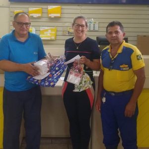 Servidores dos Correios de Tuparendi entregam   presentes solicitado em cartinhas pelas crianças