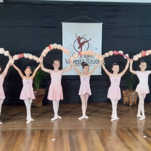 Cia de Ballet  Vanessa Bauer promoveu recital em Tuparendi