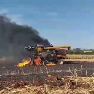 Incêndio em colheitadeira e lavoura no interior de Tuparendi (VIDEOS)