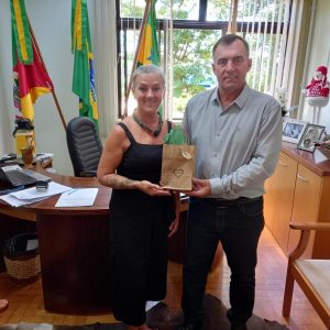 Empreendedora Lêda Fagundes visita Prefeito Leonel