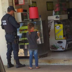 Policial militar é flagrado pagando lanche para criança com fome e viraliza na internet