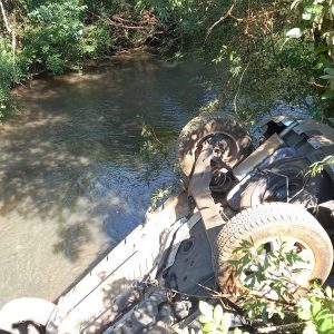 Carro cai de ponte no interior de Tuparendi