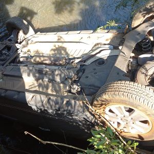 Carro cai de ponte no interior de Tuparendi