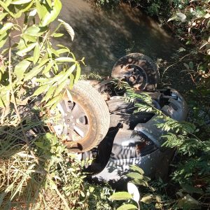 Carro cai de ponte no interior de Tuparendi