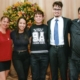 Jean ( no centro de gravata), com a família