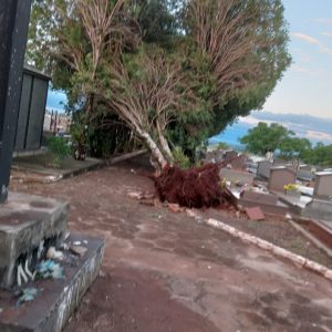 Temporal causou estragos no Cemitério de Tuparendi