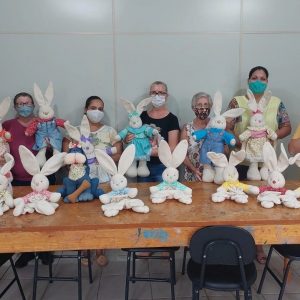 Através de curso, Porto Mauá produz bonecos de coelhos para ornamentar a orla