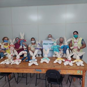 Através de curso, Porto Mauá produz bonecos de coelhos para ornamentar a orla