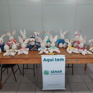 Através de curso, Porto Mauá produz bonecos de coelhos para ornamentar a orla