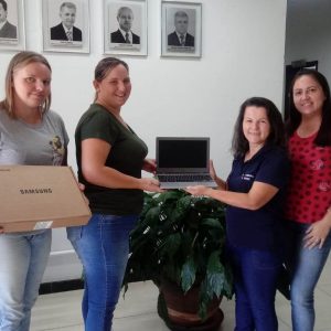 Educação  promoveu entrega de 70 Chromebooks a escolas municipais