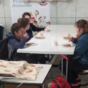 Alunos da Frei Caneca de Porto Mauá estão recebendo café da manhã