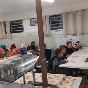 Alunos da Frei Caneca de Porto Mauá estão recebendo café da manhã