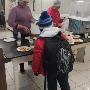 Alunos da Frei Caneca de Porto Mauá estão recebendo café da manhã