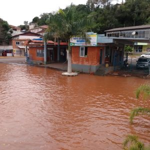 Rio Uruguai sobe e travessia da balsa é suspensa em Porto Mauá