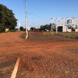 Vereadora Daiane Tibulo demonstra preocupação com velocidade de veículos na Helmuth Gerloff