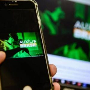 Demanda pelo Auxílio Brasil mais do que dobra em um mês e fila tem 2,78 milhões de famílias