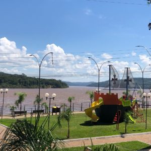 Playground em forma de barco foi recolocado na orla em Porto Mauá