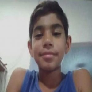 Menino de 13 anos morre após ser espancado na saída da escola