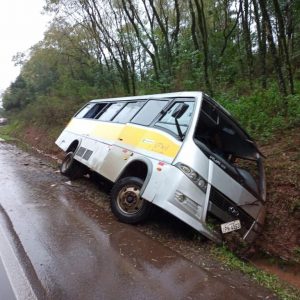 Acidente envolvendo micro-ônibus deixa 18 feridos entre Passo Fundo e Ernestina