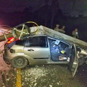 Motorista embriagado bate carro em poste e abandona duas crianças feridas