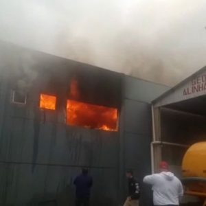 Incêndio atinge empresa de móveis em Tio Hugo