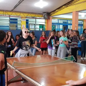 Luiza Sonza faz  visita surpresa à escola Yeté