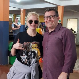 Luiza Sonza faz  visita surpresa à escola Yeté