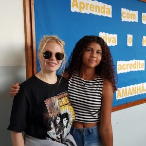 Luiza Sonza faz  visita surpresa à escola Yeté